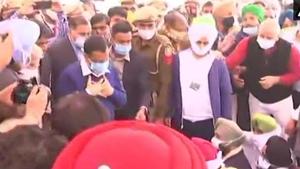 Delhi chief minister interacting with farmers protesting at Singhu border on Monday.(ANI Photo) Delhi chief minister interacting with farmers protesting at Singhu border on Monday.(ANI Photo)