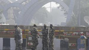 Security personnel stand guard at Delhi-Noida Gate during the ongoing protest against the new farm laws in Noida.(HT photo) Security personnel stand guard at Delhi-Noida Gate during the ongoing protest against the new farm laws in Noida.(HT photo)