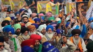 Protesting farmers raising slogans against farm reform laws near Singhu on the Delhi-Haryana border on Monday.(Ravi Kumar/HT PHOTO) Protesting farmers raising slogans against farm reform laws near Singhu on the Delhi-Haryana border on Monday.(Ravi Kumar/HT PHOTO)