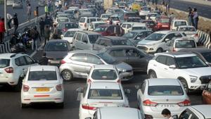 While the traffic situation was under control over the weekend, the traffic police as warned that on Monday, motorists are likely to get caught in long snarls.(Sakib Ali/HT Photo) While the traffic situation was under control over the weekend, the traffic police as warned that on Monday, motorists are likely to get caught in long snarls.(Sakib Ali/HT Photo)