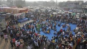 Farmers protest at the Singhu border between Delhi and Haryana, on Monday, a day before ‘Bharat Bandh’.(AP Photo) Farmers protest at the Singhu border between Delhi and Haryana, on Monday, a day before ‘Bharat Bandh’.(AP Photo)