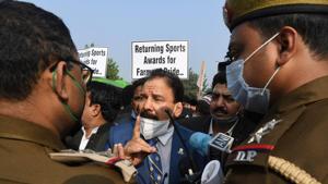 Former wrestler Kartar Singh (C) is stopped by police officers as he marches to the President's house to return his awards with former field hockey players Jasbir Kaur and Gurmail Singh in support of the farmer's protest against the recent agricultural reforms, in New Delhi on December 7, 2020. (Photo by Prakash SINGH / AFP)(AFP) Former wrestler Kartar Singh (C) is stopped by police officers as he marches to the President's house to return his awards with former field hockey players Jasbir Kaur and Gurmail Singh in support of the farmer's protest against the recent agricultural reforms, in New Delhi on December 7, 2020. (Photo by Prakash SINGH / AFP)(AFP)