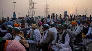 Farmers listen to a speaker on a blocked highway as they attend a protest against the newly passed farm bills at the Delhi-Uttar Pradesh border in Ghaziabad.(REUTERS) Farmers listen to a speaker on a blocked highway as they attend a protest against the newly passed farm bills at the Delhi-Uttar Pradesh border in Ghaziabad.(REUTERS)