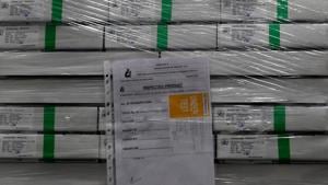 Boxes containing the vials of AstraZeneca's COVISHIELD, coronavirus disease (COVID-19) vaccine are seen inside a cold room at the Serum Institute of India, in Pune, India, 30 November 2020. Picture taken November 30, 2020. REUTERS/Francis Mascarenhas Boxes containing the vials of AstraZeneca's COVISHIELD, coronavirus disease (COVID-19) vaccine are seen inside a cold room at the Serum Institute of India, in Pune, India, 30 November 2020. Picture taken November 30, 2020. REUTERS/Francis Mascarenhas