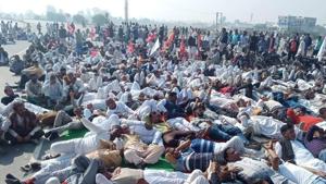 Farmers blocking the Hisar-Chandigarh highway near Kalayat on Tuesday during the Bharat Bandh called to protest the Centre’s farm laws.(HT Photo)
