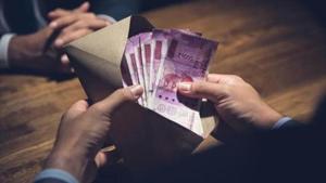 On Monday, the rupee fell by 10 paise to settle at 73.90 against the US dollar.(Getty Images/iStockphoto) On Monday, the rupee fell by 10 paise to settle at 73.90 against the US dollar.(Getty Images/iStockphoto)