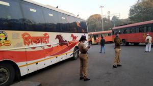 Police personals at Swargate bus stand ahead of Bharat Bandh called on Tuesday in Pune on December 07, 2020.(HT Photo) Police personals at Swargate bus stand ahead of Bharat Bandh called on Tuesday in Pune on December 07, 2020.(HT Photo)