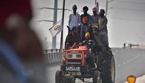More farmers from Punjab and Haryana trickled in at the Singhu border on tractor-trolleys and cars on Tuesday amid heavy security presence(Raj K Raj/HT PHOTO) More farmers from Punjab and Haryana trickled in at the Singhu border on tractor-trolleys and cars on Tuesday amid heavy security presence(Raj K Raj/HT PHOTO)