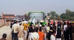 Farmers blocking Yamuna expressway during Bharat Bandh against new farm bills, in Mathura on Tuesday.(ANI photo) Farmers blocking Yamuna expressway during Bharat Bandh against new farm bills, in Mathura on Tuesday.(ANI photo)