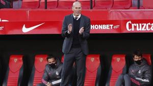 FILE PHOTO: Soccer Football - La Liga Santander - Sevilla v Real Madrid - Ramon Sanchez Pizjuan, Seville, Spain - December 5, 2020 Real Madrid coach Zinedine Zidane Pool via REUTERS/Angel Fernandez(Pool via REUTERS) FILE PHOTO: Soccer Football - La Liga Santander - Sevilla v Real Madrid - Ramon Sanchez Pizjuan, Seville, Spain - December 5, 2020 Real Madrid coach Zinedine Zidane Pool via REUTERS/Angel Fernandez(Pool via REUTERS)