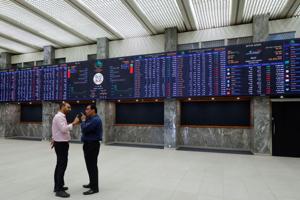 Men talk as they stand in front of electronic board displaying share market prices.(Reuters/ File photo) Men talk as they stand in front of electronic board displaying share market prices.(Reuters/ File photo)