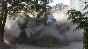 A building collapsed in Zirakpur’s Balaji Enclave on Monday, December 7 after a plot next to it was dug beyond permissible limits. The MC has been not taking action in a number of cases of violations of building bye-laws.(HT Photo) A building collapsed in Zirakpur’s Balaji Enclave on Monday, December 7 after a plot next to it was dug beyond permissible limits. The MC has been not taking action in a number of cases of violations of building bye-laws.(HT Photo)