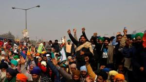 Farmers shout slogans at a protest site during a nationwide strike against the newly enacted farm laws on a foggy morning at Singhu border near Delhi on December 8, 2020.(Reuters File Photo) Farmers shout slogans at a protest site during a nationwide strike against the newly enacted farm laws on a foggy morning at Singhu border near Delhi on December 8, 2020.(Reuters File Photo)