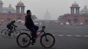Cyclists ride through fog on a cold morning, at Vijay Chowk in New Delhi.(HT archive) Cyclists ride through fog on a cold morning, at Vijay Chowk in New Delhi.(HT archive)