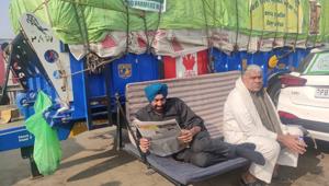 A sofa-cum-bed attached to a truck.(Shiv Sunny/HT Photo) A sofa-cum-bed attached to a truck.(Shiv Sunny/HT Photo)
