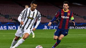 Cristiano Ronaldo of Juventus is put under pressure by Lionel Messi of Barcelona(Getty Images)