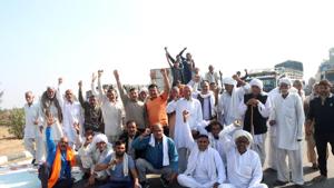 Farmers protest while blocking a stretch of National Highway-9 (NH-9) connecting Rohtak to Hisar during a nationwide strike against new farm laws, near Bahu Akbarpur village in Haryana, India on Tuesday, December 08, 2020. (Photo by Manoj Dhaka/Hindustan Times) Farmers protest while blocking a stretch of National Highway-9 (NH-9) connecting Rohtak to Hisar during a nationwide strike against new farm laws, near Bahu Akbarpur village in Haryana, India on Tuesday, December 08, 2020. (Photo by Manoj Dhaka/Hindustan Times)