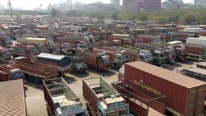 Trucks parked at APMC truck terminal in Vashi, Navi Mumbai, during the Bharat Bandh on Tuesday.(Bachchan Kumar/HT PHOTO) Trucks parked at APMC truck terminal in Vashi, Navi Mumbai, during the Bharat Bandh on Tuesday.(Bachchan Kumar/HT PHOTO)