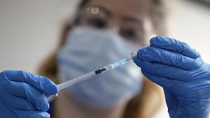 A nurse prepares a shot of the Pfizer-BioNTech Covid-19 vaccine at Guy's Hospital in London on December 8.(AP) A nurse prepares a shot of the Pfizer-BioNTech Covid-19 vaccine at Guy's Hospital in London on December 8.(AP)