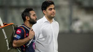 Photo of former Indian wicketkeeper Parthiv Patel with MI owner Akash Ambani(MI/Twitter) Photo of former Indian wicketkeeper Parthiv Patel with MI owner Akash Ambani(MI/Twitter)