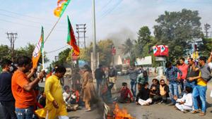 BJP activists stage a protest after a party worker died following clashes with police during a demonstration on Monday against the State Government, in Siliguri.(PTI) BJP activists stage a protest after a party worker died following clashes with police during a demonstration on Monday against the State Government, in Siliguri.(PTI)