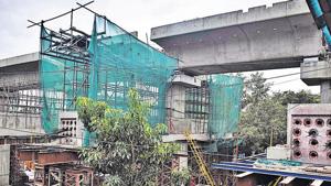 During a joint visit to the site by officials from the PMC and Maha-Metro along with local elected representatives, it was decided to construct a four-metre road with two-metre footpath till the time the flyover is ready for use.(HT PHOTO) During a joint visit to the site by officials from the PMC and Maha-Metro along with local elected representatives, it was decided to construct a four-metre road with two-metre footpath till the time the flyover is ready for use.(HT PHOTO)