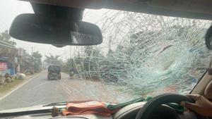A vehicle of BJP president JP Nadda's convoy is seen damaged after stone pelting incident at Diamond Harbour on Thursday.(ANI Photo) A vehicle of BJP president JP Nadda's convoy is seen damaged after stone pelting incident at Diamond Harbour on Thursday.(ANI Photo)