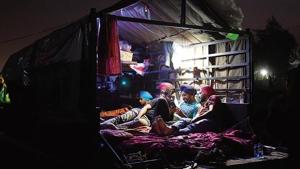 A tractor trolley turned into living quarters at Singhu border where farmers are camped in an ongoing protest against the Centre’s new farm laws, near New Delhi.(Ajay Aggarwal/ Hindustan Times) A tractor trolley turned into living quarters at Singhu border where farmers are camped in an ongoing protest against the Centre’s new farm laws, near New Delhi.(Ajay Aggarwal/ Hindustan Times)
