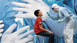 A doctor collects a swab sample from a man to be tested for the coronavirus disease (COVID-19) outside Clinic Ajwa in Shah Alam, Malaysia.(REUTERS) A doctor collects a swab sample from a man to be tested for the coronavirus disease (COVID-19) outside Clinic Ajwa in Shah Alam, Malaysia.(REUTERS)