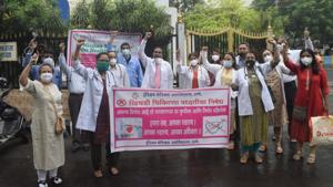 Doctors form groups while protesting at Court Naka in Thane on Friday morning.(Praful Gangurde) Doctors form groups while protesting at Court Naka in Thane on Friday morning.(Praful Gangurde)