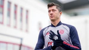 Soccer Football - Champions League - Bayern Munich Training - Saebener Strasse, Munich, Germany - December 8, 2020 Bayern Munich's Robert Lewandowski during training FC Bayern/Handout via REUTERS ATTENTION EDITORS - THIS IMAGE HAS BEEN SUPPLIED BY A THIRD PARTY. NO RESALES. NO ARCHIVES(REUTERS) Soccer Football - Champions League - Bayern Munich Training - Saebener Strasse, Munich, Germany - December 8, 2020 Bayern Munich's Robert Lewandowski during training FC Bayern/Handout via REUTERS ATTENTION EDITORS - THIS IMAGE HAS BEEN SUPPLIED BY A THIRD PARTY. NO RESALES. NO ARCHIVES(REUTERS)
