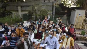 Delhi's mayors and heads of BHP-led municipal corporations sitting on a protest outside the residence of Chief Minister Arvind Kejriwal, in Civil Lines, New Delhi.(Sanjeev Verma/HT PHOTO) Delhi's mayors and heads of BHP-led municipal corporations sitting on a protest outside the residence of Chief Minister Arvind Kejriwal, in Civil Lines, New Delhi.(Sanjeev Verma/HT PHOTO)