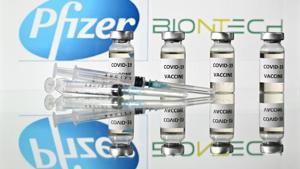 In a 17-4 vote with one abstention, the government advisers concluded that the vaccine from Pfizer and its German partner BioNTech appears safe and effective for emergency use in adults and teenagers 16 and ov(AFP) In a 17-4 vote with one abstention, the government advisers concluded that the vaccine from Pfizer and its German partner BioNTech appears safe and effective for emergency use in adults and teenagers 16 and ov(AFP)