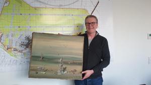 Chief Detective Michael Dietz holding a painting from French artist Yves Tanguy.(AP) Chief Detective Michael Dietz holding a painting from French artist Yves Tanguy.(AP)