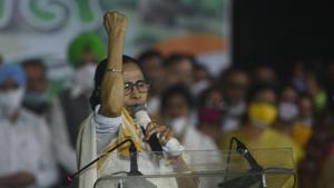 Chief minister of West Bengal Mamata Banerjee addressing the gathering at protest against new farm laws, in front of Gandhi statue at Mayo road, in Kolkata, West Bengal on Thursday.(Samir Jana/HT Photo) Chief minister of West Bengal Mamata Banerjee addressing the gathering at protest against new farm laws, in front of Gandhi statue at Mayo road, in Kolkata, West Bengal on Thursday.(Samir Jana/HT Photo)