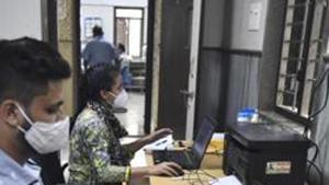 Women employees can wear sarees, salwars/chudidars kurtas, trouser pants and shirts alongwith dupattas if necessary, it said. For men, there is less choice: they can wear shirts and pants or trouser pants.(Sonu Mehta/HT PHOTO (Representative Image)) Women employees can wear sarees, salwars/chudidars kurtas, trouser pants and shirts alongwith dupattas if necessary, it said. For men, there is less choice: they can wear shirts and pants or trouser pants.(Sonu Mehta/HT PHOTO (Representative Image))