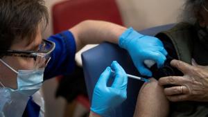 A man receives the first of two Pfizer/BioNTech COVID-19 vaccine jabs, at Guy's Hospital, at the start of the largest ever immunisation programme in the British history, in London on December 8.(Reuters) A man receives the first of two Pfizer/BioNTech COVID-19 vaccine jabs, at Guy's Hospital, at the start of the largest ever immunisation programme in the British history, in London on December 8.(Reuters)