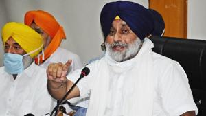 SAD chief Sukhbir Singh Badal on Saturday said all the ‘ministers’ who ‘defamed’ the protesting farmers by calling them ‘Khalistanis’ and ‘anti-national’ must apologise to them publicly.(HT Photo) SAD chief Sukhbir Singh Badal on Saturday said all the ‘ministers’ who ‘defamed’ the protesting farmers by calling them ‘Khalistanis’ and ‘anti-national’ must apologise to them publicly.(HT Photo)