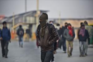 A man with his head covered in a piece of cloth, seen outside the New Delhi Railway Station (NDLS), on a cold, winter morning in New Delhi.(Biplov Bhuyan/HT PHOTO) A man with his head covered in a piece of cloth, seen outside the New Delhi Railway Station (NDLS), on a cold, winter morning in New Delhi.(Biplov Bhuyan/HT PHOTO)