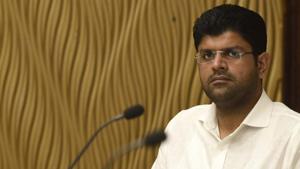 While it is not yet known what was discussed between the two, the meeting holds significance in light of Chautala’s recent announcement of a possible exit from the Bharatiya Janata Party (BJP)-led state government.(Hindustan Times) While it is not yet known what was discussed between the two, the meeting holds significance in light of Chautala’s recent announcement of a possible exit from the Bharatiya Janata Party (BJP)-led state government.(Hindustan Times)