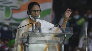 Chief minister of West Bengal Mamata Banerjee addressing the gathering at protest against new farm laws, in front of Gandhi statue at Mayo road, in Kolkata, West Bengal on Thursday.(Samir Jana/HT Photo) Chief minister of West Bengal Mamata Banerjee addressing the gathering at protest against new farm laws, in front of Gandhi statue at Mayo road, in Kolkata, West Bengal on Thursday.(Samir Jana/HT Photo)