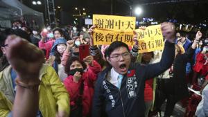 Supporters of CTi TV hold banners that read: ''Thank you CTi TV. See you soon'', after the cable news channel halted its broadcast operations at the hall of CTi TV in Taipei, Taiwan.(AP) Supporters of CTi TV hold banners that read: ''Thank you CTi TV. See you soon'', after the cable news channel halted its broadcast operations at the hall of CTi TV in Taipei, Taiwan.(AP)