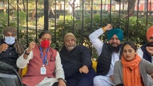 Congress leader Shashi Tharoor joined the protest held by the party MPs from Punjab at Jantar Mantar here on Sunday.(@ShashiTharoor/Twitter) Congress leader Shashi Tharoor joined the protest held by the party MPs from Punjab at Jantar Mantar here on Sunday.(@ShashiTharoor/Twitter)
