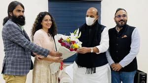 Kangana Ranaut and the team of Tejas met Rajnath Singh on Sunday. Kangana Ranaut and the team of Tejas met Rajnath Singh on Sunday.