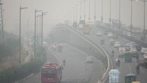 Vehicular traffic on a foggy Sunday at Burari, in New Delhi.(Amal KS/HT Photo) Vehicular traffic on a foggy Sunday at Burari, in New Delhi.(Amal KS/HT Photo)