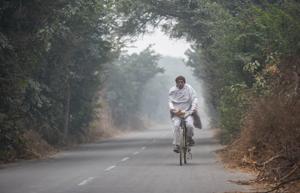 A cyclist seen on a foggy afternoon at Singhu border near Delhi on Saturday.(Amal Ks/HT Photo) A cyclist seen on a foggy afternoon at Singhu border near Delhi on Saturday.(Amal Ks/HT Photo)