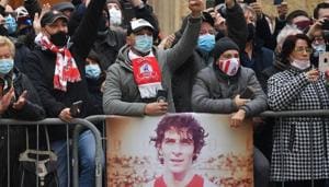 Soccer Football - Funeral for former Italy player Paolo Rossi - Vicenza Cathedral, Vicenza, Italy - December 12, 2020 Vicenza fans and people near the Vicenza Cathedral with an image in tribute to former Italy player Paolo Rossi before the start of the funeral REUTERS/Daniele Mascolo(REUTERS) Soccer Football - Funeral for former Italy player Paolo Rossi - Vicenza Cathedral, Vicenza, Italy - December 12, 2020 Vicenza fans and people near the Vicenza Cathedral with an image in tribute to former Italy player Paolo Rossi before the start of the funeral REUTERS/Daniele Mascolo(REUTERS)
