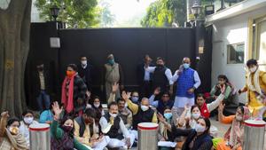 Municipal Corporation of Delhi (MCD) mayors and others stage a protest outside Delhi CM Arvind Kejriwal's residence, in New Delhi.(PTI) Municipal Corporation of Delhi (MCD) mayors and others stage a protest outside Delhi CM Arvind Kejriwal's residence, in New Delhi.(PTI)
