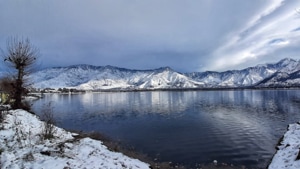 Fresh snowfall in Srinagar(Waseem Andrabi/Hindustan Times) Fresh snowfall in Srinagar(Waseem Andrabi/Hindustan Times)