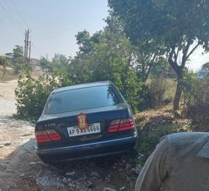 The car in which Himachal Pradesh governor Bandaru Dattatreya was travelling after it veered off the Hyderabad-Vijayawada highway in Telangana on Monday morning.(HT Photo) The car in which Himachal Pradesh governor Bandaru Dattatreya was travelling after it veered off the Hyderabad-Vijayawada highway in Telangana on Monday morning.(HT Photo)